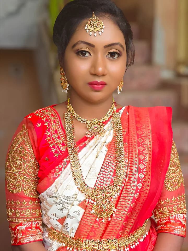 Jayasri Makeovers - Professional hd-bridal makeup and hairstyling in Bangalore