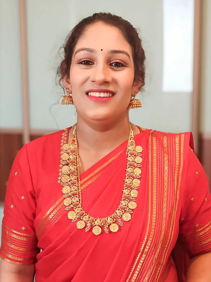 Jayasri Makeovers - Professional simple makeup and hairstyling in Bangalore