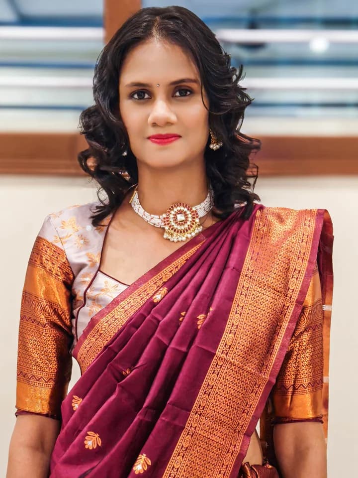 Jayasri Makeovers - Professional simple makeup and hairstyling in Bangalore