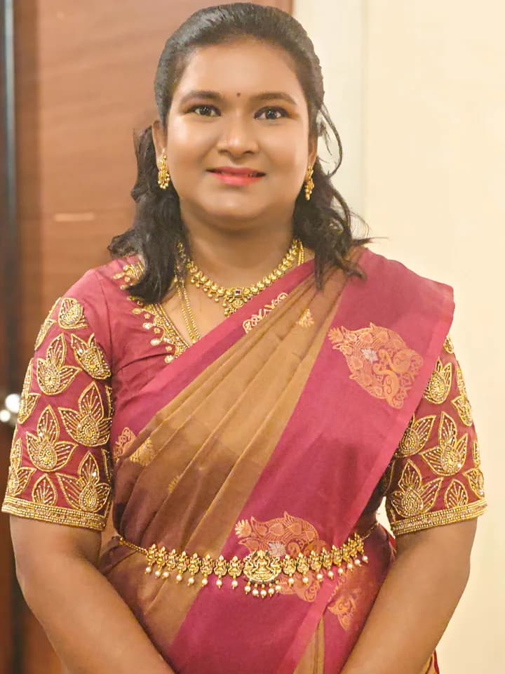 Jayasri Makeovers - Professional simple makeup and hairstyling in Bangalore