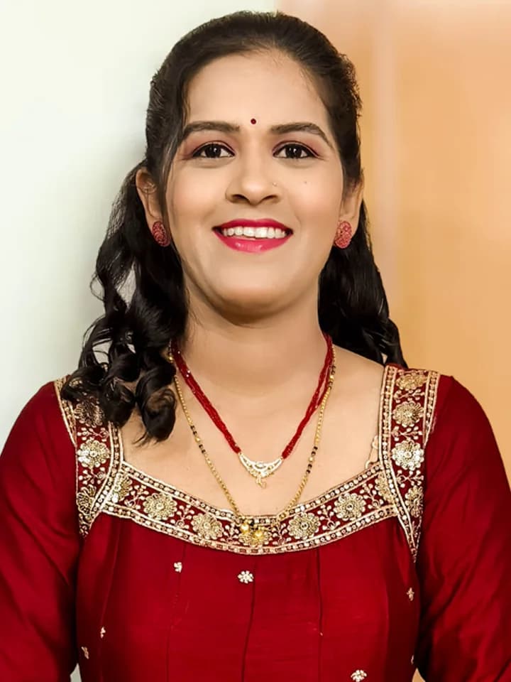 Jayasri Makeovers - Professional simple makeup and hairstyling in Bangalore